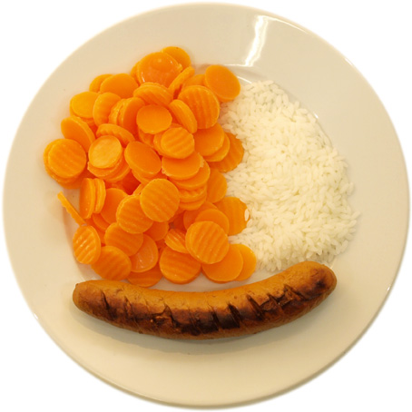 A sausage with very little rice and very many carrots