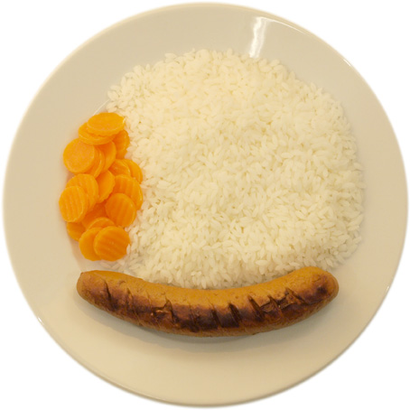A sausage with very much rice and very few carrots